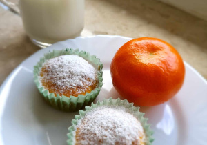 Muffinki marchewkowe -wypiek własny, mandarynka, kefir naturalny