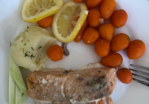 Pieczony filet z łososia w ziołach, ziemniaki puree z koperkiem, marchewka paryska gotowana
