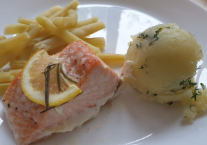 Filet z łososia z rozmarynem i cytryną z pieca, ziemniaki z koperkiem, fasolka szparagowa gotowana