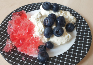 Galaretka owocowa z bitą śmietaną i serkiem mascarpone, borówki