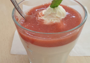 Deser panna cotta truskawkowa na jogurcie naturalnym