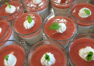 Deser panna cotta truskawkowa na jogurcie naturalnym