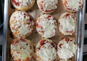 Mini pizza z szynką, serem mozzarella i sosem pomidorowo-ziołowym