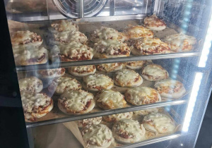 Mini pizza z szynką, serem mozzarella i sosem pomidorowo-ziołowym