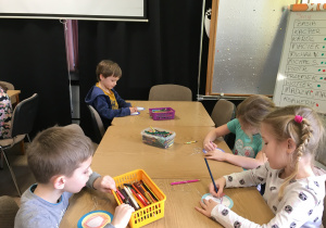 Dzieci pracujące przy stoliku