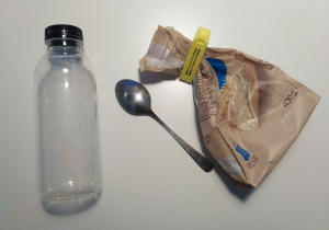Materiały potrzebne do zrobienia instrumentu: butelka, łyżka, kasza jęczmienna