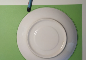 Odrysuj talerz na zielonym papierze