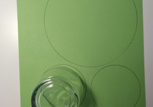 Odrysuj szklankę na zielonym papierze 2x