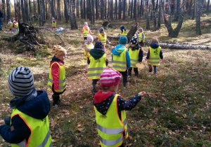 Dzieci wędrujące po lesie