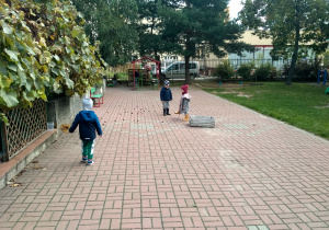 Dzieci bawiące się kasztanami
