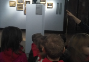 Dzieci oglądające rzeźbę w Muzeum Narodowym