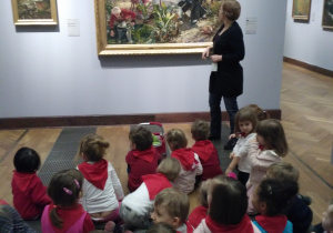 Dzieci oglądające obraz w Muzeum Narodowym