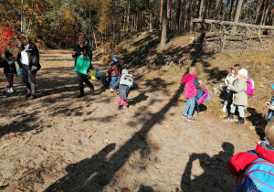 Dzieci spacerujące w lesie