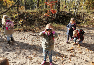 Dzieci obserwujące przyrodę, przez lornetkę
