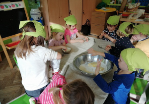 Dzieci przygotowujące ciasto na rogaliki