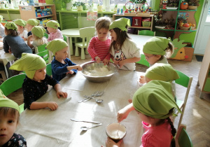 Dzieci przygotowujące ciasto na rogaliki