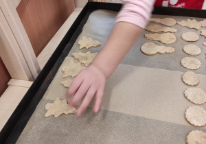 Ciasteczka układamy na blaszce wyłożonej papierem do pieczenia i wstawiamy do piekarnika