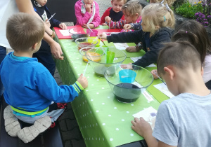 Dzieci malujące farbami z warzyw