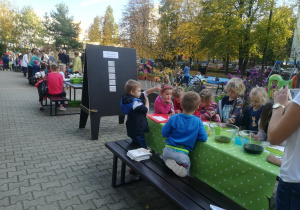Dzieci uczestniczące wraz z rodzicami w Pikniku naukowym