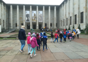 Dzieci maszerujące do budynku Muzeum