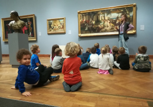 Dzieci oglądające obraz