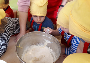 Dzieci przygotowujące ciasto
