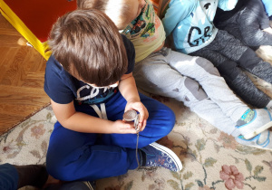 Dzieci oglądające zegarek