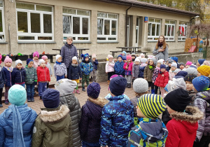 Dzieci i nauczycielki śpiewające Hymn Polski