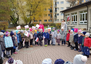 Dzieci i nauczycielki śpiewające Hymn Polski