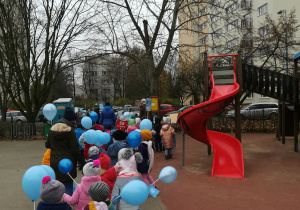 Dzieci maszerujące, trzymające balony i tabliczki z Prawami Dziecka