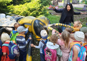 Dzieci rozmawiają o pszczołach