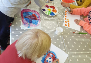 Malujemy farbami zainspirowani reprodukcjami obrazów W. Kandinsky'ego