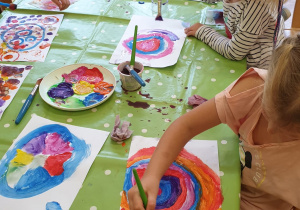 Malujemy farbami zainspirowani reprodukcjami obrazów W. Kandinsky'ego