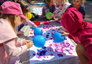 Dzieci malują kropki balonami