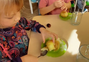 Dzieci zjadają upieczone jabłka