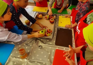 Dzieci przygotowują jabłka do pieczenia