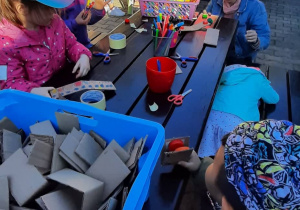 Wspólne zabawy rodziców i dzieci podczas Pikniku Naukowego