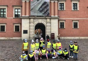 Dzieci spacerują po Warszawskiej Starówce