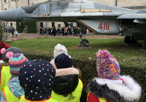 Dzieci zwiedzają Muzeum Wojska Polskiego