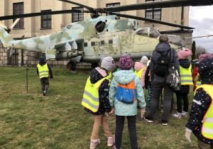Dzieci zwiedzają Muzeum Wojska Polskiego