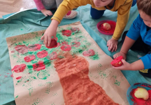 Dzieci malują farbami -przygotowują pracę pt. "Jabłoń"