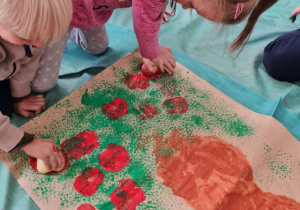 Dzieci malują farbami -przygotowują pracę pt. "Jabłoń"