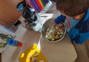 Dzieci przygotowują sok jabłkowy