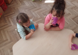 Dzieci delektują się własnoręcznie przygotowanym sokiem