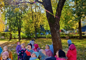 Dzieci poznają drzewa -prowadzą obserwacje w ogrodzie