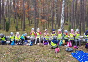 Dzieci siedzące pniu drzewa