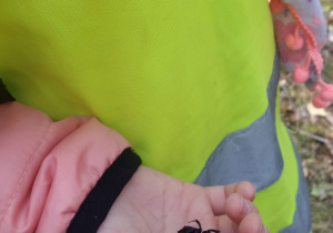 Dziecko trzymające w ręku znalezionego robaczka