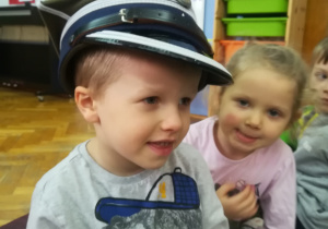 Dzieci uczestniczą w spotkaniu z Żołnierzem Wojska Polskiego