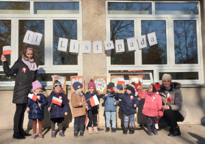 Dzieci obchodzą Święto Niepodległości