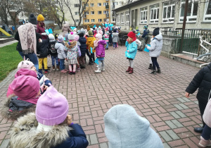 Dzieci uczestniczą w Niebieskim Marszu -świętujemy Dzień Praw Dziecka
